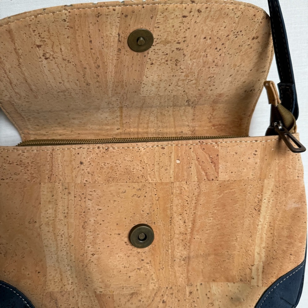 BriLi Joi Cork Crossbody Bag with Navy Blue Accents - Excellent Condition - Picture 5 of 10